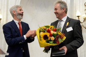 Minister Plasterk reikt Duurzaam Lintje 2013 uit aan TONZON